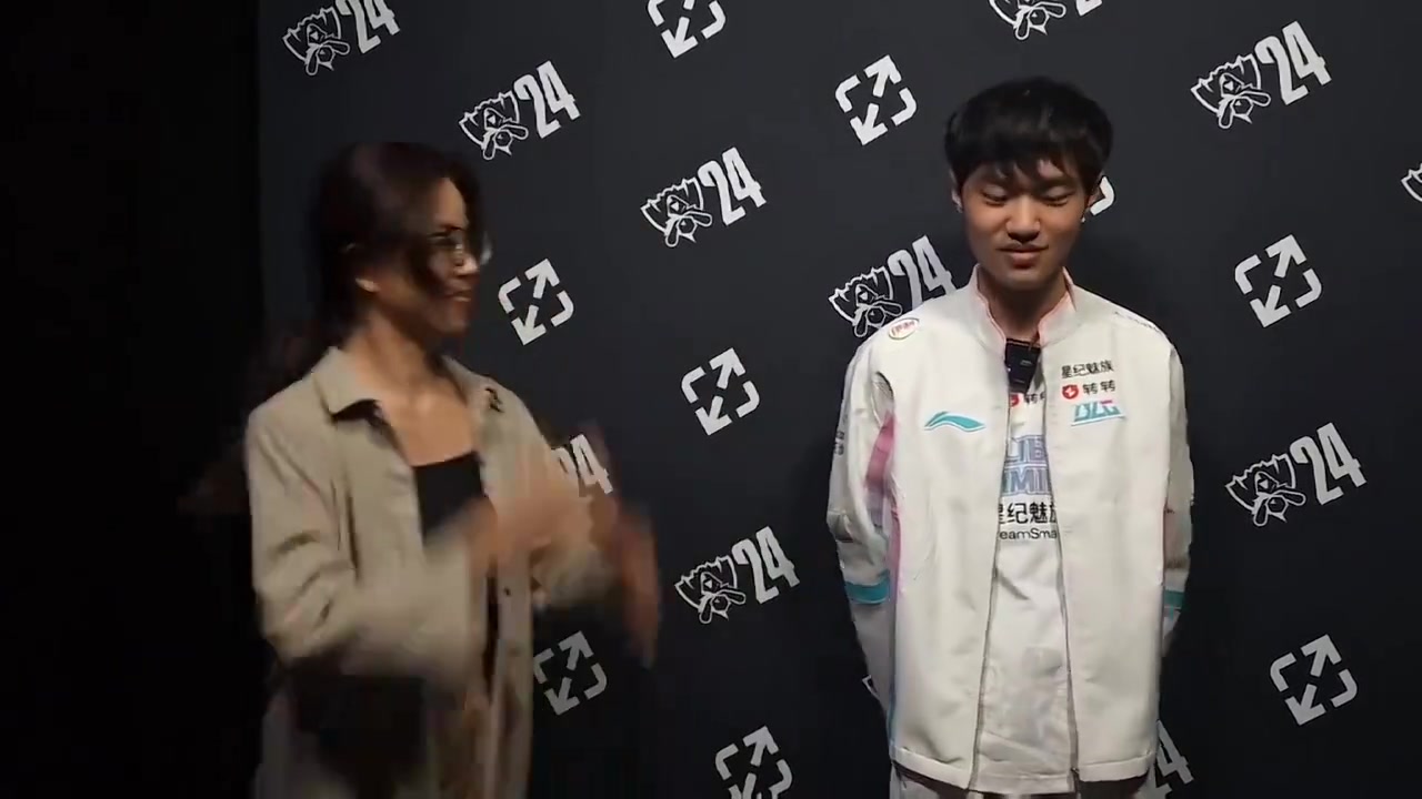 被拉扯麻了！Ashley Kang：我想收回麥克風(fēng)，knight以為我想碰拳