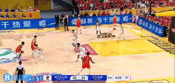 神來之筆！朱俊龍弧頂失去節(jié)奏長兩分強(qiáng)投 壓哨洞穿籃心
