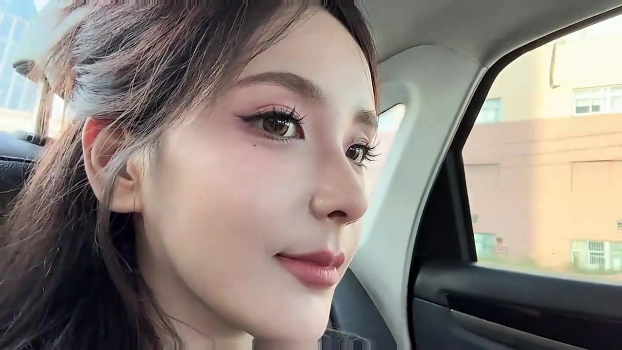 Bin：？？LPL解說rita分享自拍視頻：看！太陽！